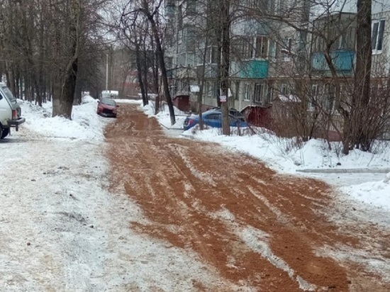 Власти Калуги рассказали, зачем сыпят столько песка на дороги