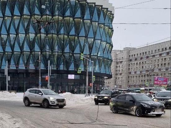 Контактный кабель оборвался на площади Маркса в Новосибирске