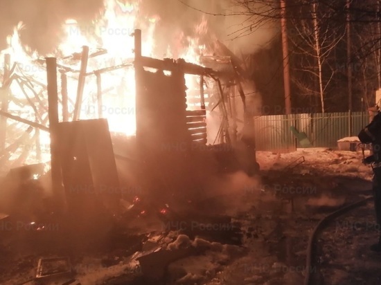 Один человек погиб и один получил ожоги на пожаре дома в Калужской области