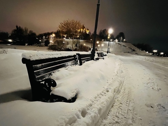 А на них еще и сидят? Ярославцы выложили в соцсетях фото заваленных снегом скамеек