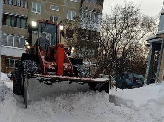 Кемеровчанам напомнили, куда обращаться по вопросам очистки дворов от снега