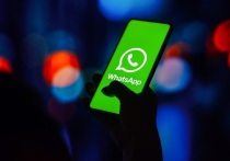 По данным портала WABetaInfo, в новой бета-версии мессенджера WhatsApp появится возможность отправлять реакции на сообщения в групповых чатах