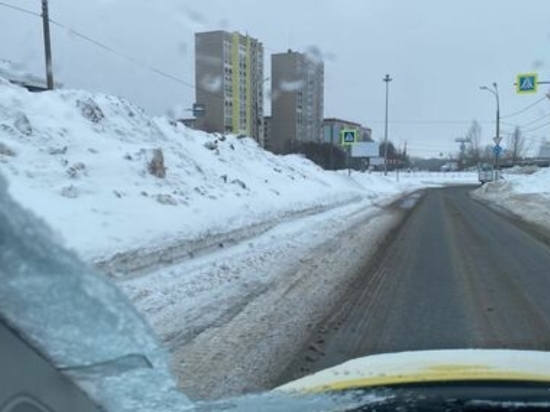 Жители Ижевска жалуются в соцсетях на снежно-соляную кашу на дорогах