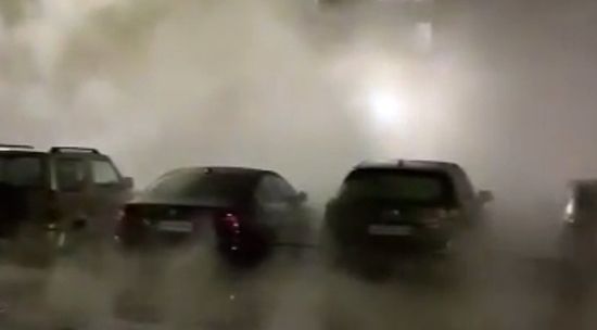 В Петербурге несколько машин на парковке провалились в яму: видео