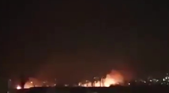 Неизвестные самолеты обстреляли колонну иранских грузовиков в Сирии: видео