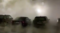 В Петербурге несколько машин на парковке провалились в яму: видео