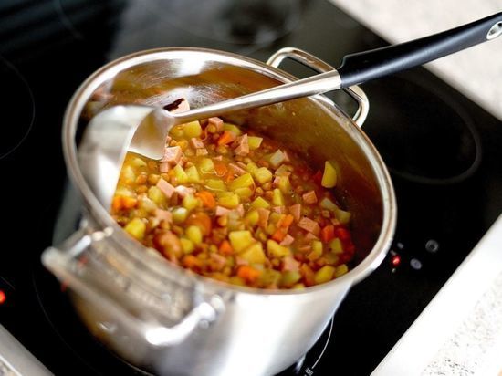 Нужно ли накрывать суп крышкой после приготовления: ошибка лишает блюдо наваристости