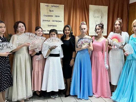 Полька, конкурс чтецов, смокинги и платья: в Салехарде устроили Онегинский бал для школьников