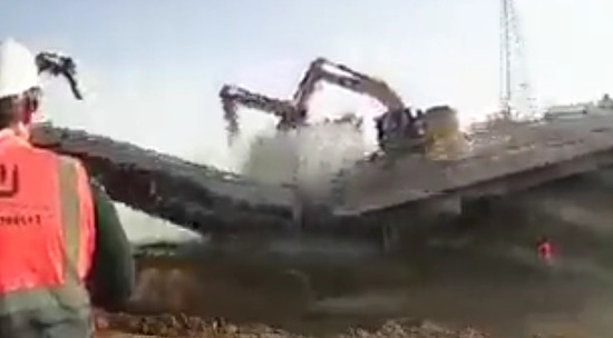 В Израиле старый мост рухнул вместе со строительной техникой: видео