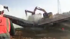 В Израиле старый мост рухнул вместе со строительной техникой: видео