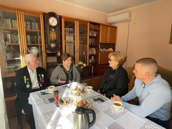 Депутаты Гордумы Краснодара посетили ветерана Вячеслава Попова