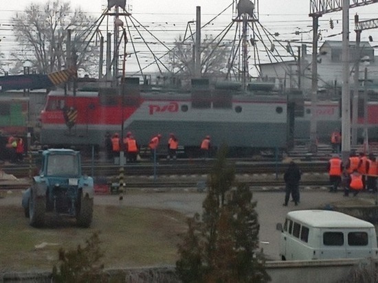 Фотографии с места схода грузового поезда с рельсов в Ростовской области