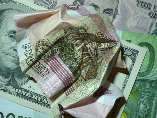 Доллар превысил 70 рублей, евро - выше 76 рублей