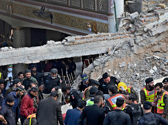 В Пакистане взорвали мечеть в охраняемом полицейском комплексе: десятки жертв