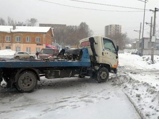 Эвакуатор и локомотив столкнулись в Ижевске