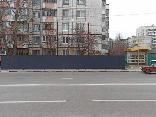 В Белгороде на улице Конева приступили к монтажу остановочного павильона с Wi-Fi