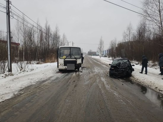Ford въехал в маршрутку «ПАЗ» во Всеволожске
