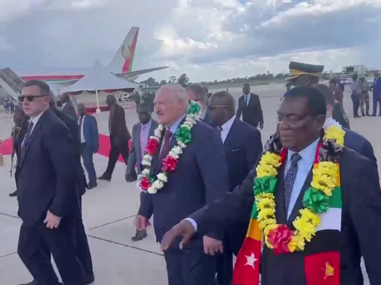 Лукашенко с гирляндой цветов на шее горячо встретили в Зимбабве