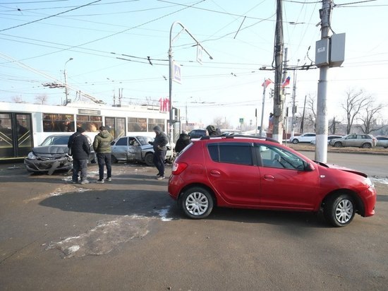 В Волгограде на перекрестке столкнулись две иномарки и ВАЗ