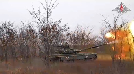 Появились кадры выполнения огневой задачи экипажем танка Т-72 на Украине