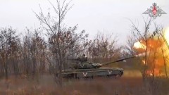 Появились кадры выполнения огневой задачи экипажем танка Т-72 на Украине