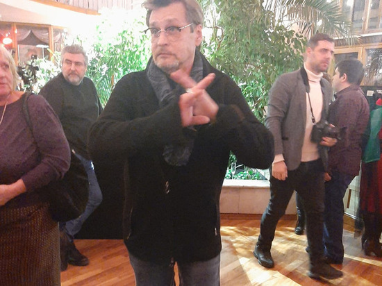 Александр Домогаров удивил гостей и журналистов неожиданным появлением на кинопремьере