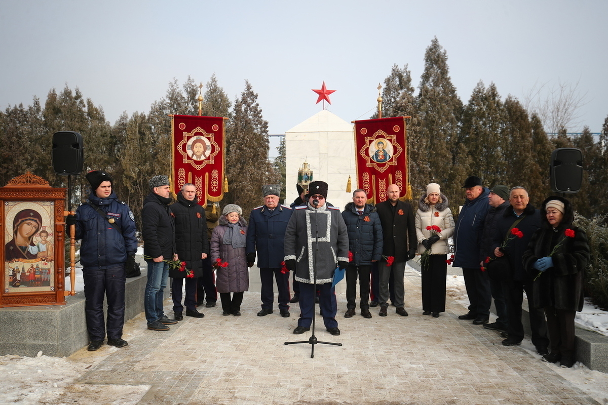 Митинг остров. Остров Людникова Волгоград. Остров Людникова мемориал. Остров Людникова в Сталинграде. Остров Людникова памятники Сталинградской битвы в Волгограде.