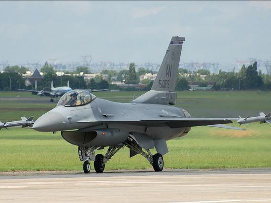 Нидерланды готовы рассмотреть запрос на поставки F-16 Киеву