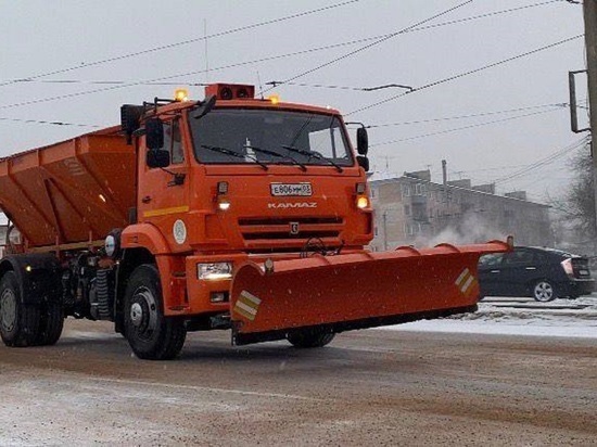 На борьбу со снегом на дорогах Улан-Удэ вышли почти 100 машин с песком