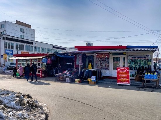 Легендарный вещевой рынок в районе автовокзала во Владивостоке продолжает жить