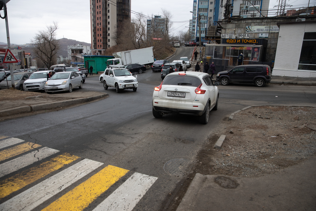 Тротуар. Пешеходная дорога. Улица дорога. Владивосток фото улиц и улочек. Улица толстого владивосток