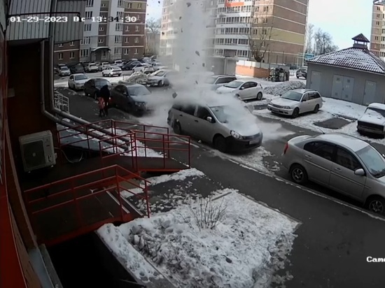 Прокуратура Хакасии провела проверку по видео о сошедшем с крыши снеге