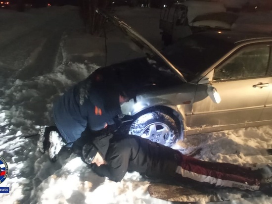 В Новосибирске мужчина сломал пальцы, когда очищал машину от снега