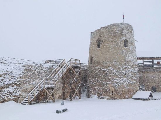 Подъём на смотровую башню закрыли в Изборске