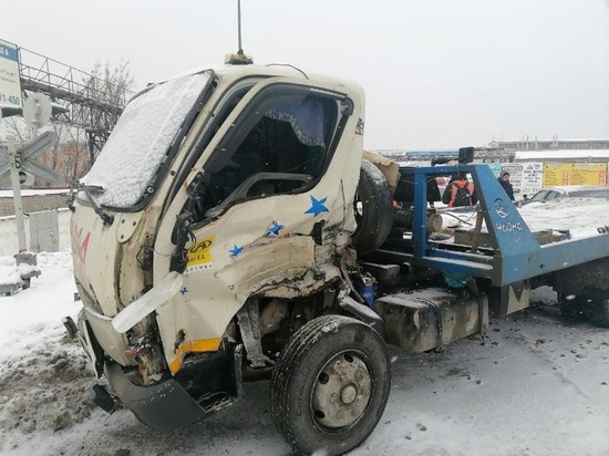 Эвакуатор столкнулся с локомотивом в Ижевске, потому что вытаскивал заглохший автомобиль с переезда