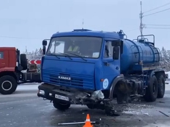 На трассе Ямала пострадали двое из легковушки при столкновении с грузовиком
