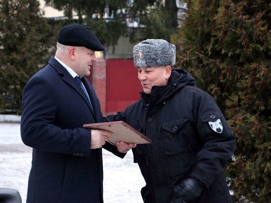 Председатель Брянской облдумы вручил спецтехнику росгвардейцам