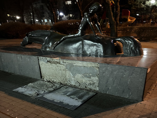 На набережной Ростова обрушился памятник «Купание коня»