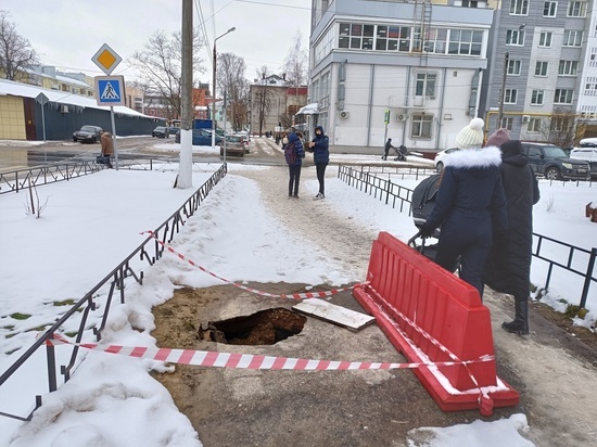 В Твери на пешеходной зоне образовался глубокий провал