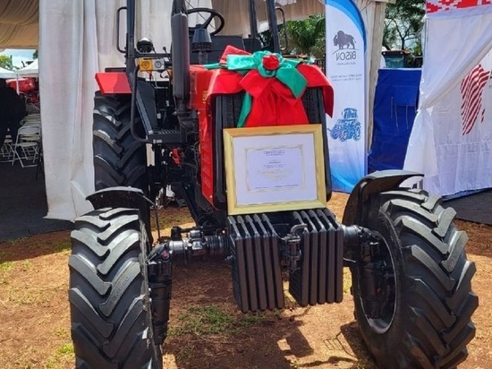 Лукашенко подарил президенту Зимбабве трактор