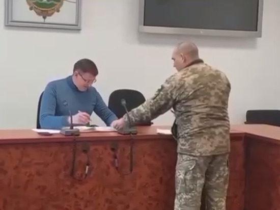 В украинских Броварах военком пришел на заседание депутатов и раздал повестки