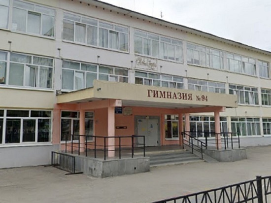 Екатеринбургская школа не стала увольнять учительницу после скандала со скотчем