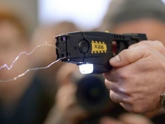 Полицейский на Сахалине применил электрошокер, чтобы привести потерпевшего в чувство — возбуждено дело