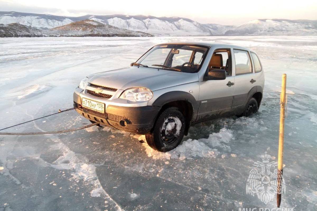 Дорогие машины на льду Байкала