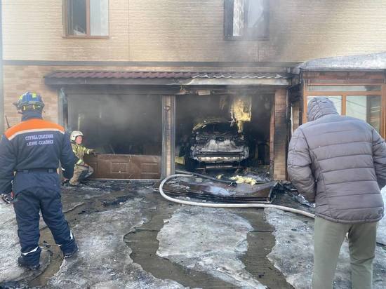 Огонь уничтожил автомобиль в гараже частного дома на Сахалине