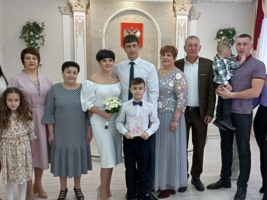 Супруги из Читы провели торжественную свадьбу спустя 10 лет брака