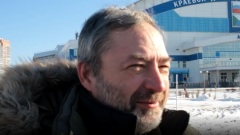 Мастер рассказывает как заливали лед на умной площадке в Хабаровске