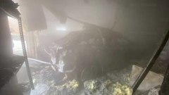 Автомобиль и гараж сгорели на Сахалине: видео с места