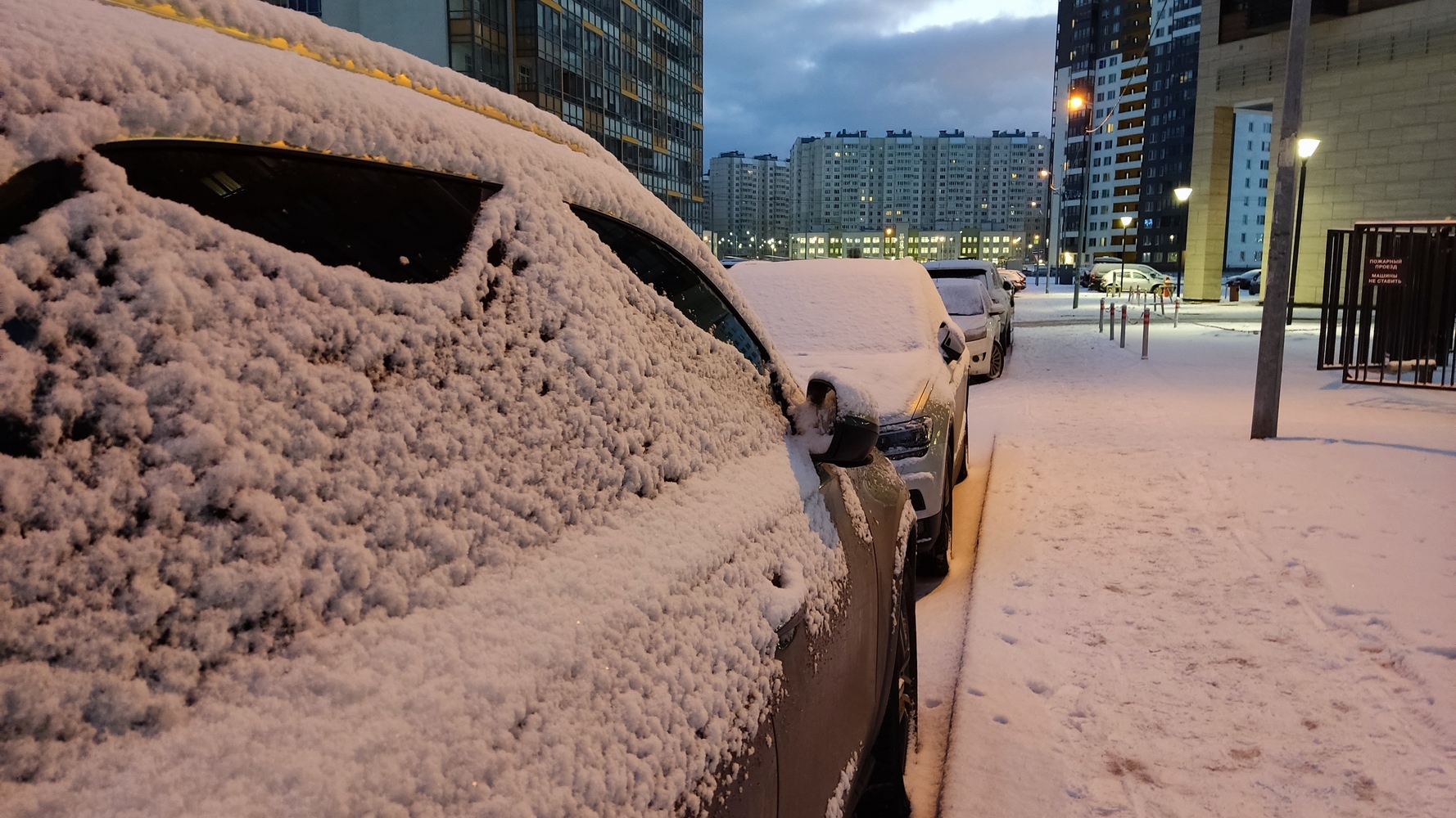 Петербург замело снегом за ночь: водители гадают, где чей автомобиль