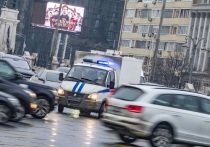 Сотрудницу полиции из Москвы ограбил неизвестный мужчина в подъезде ее дома, сообщает телеграм-канал «112»